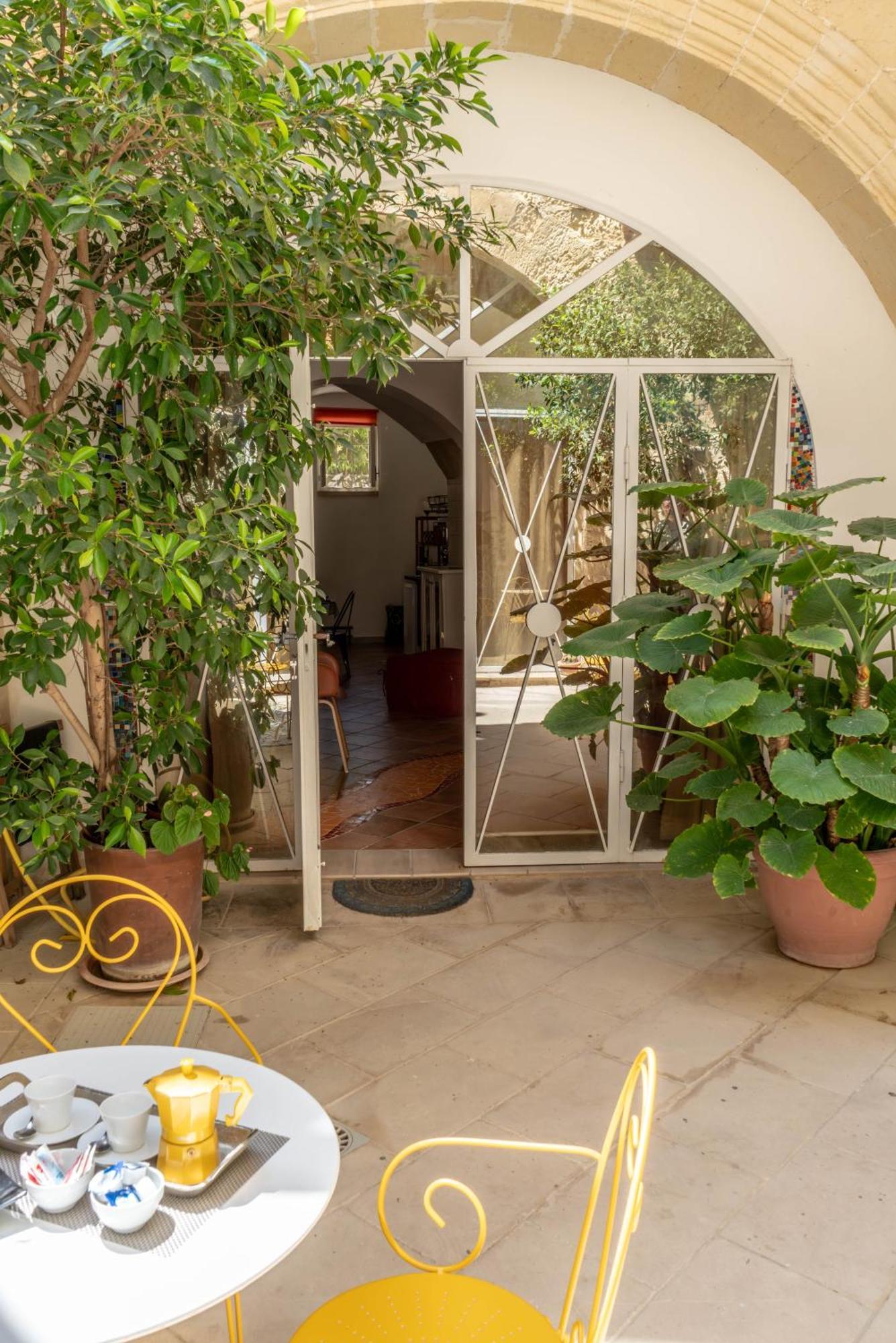 B&B Corte Dei Memoli Di Margiotta Giuseppina Лече Екстериор снимка