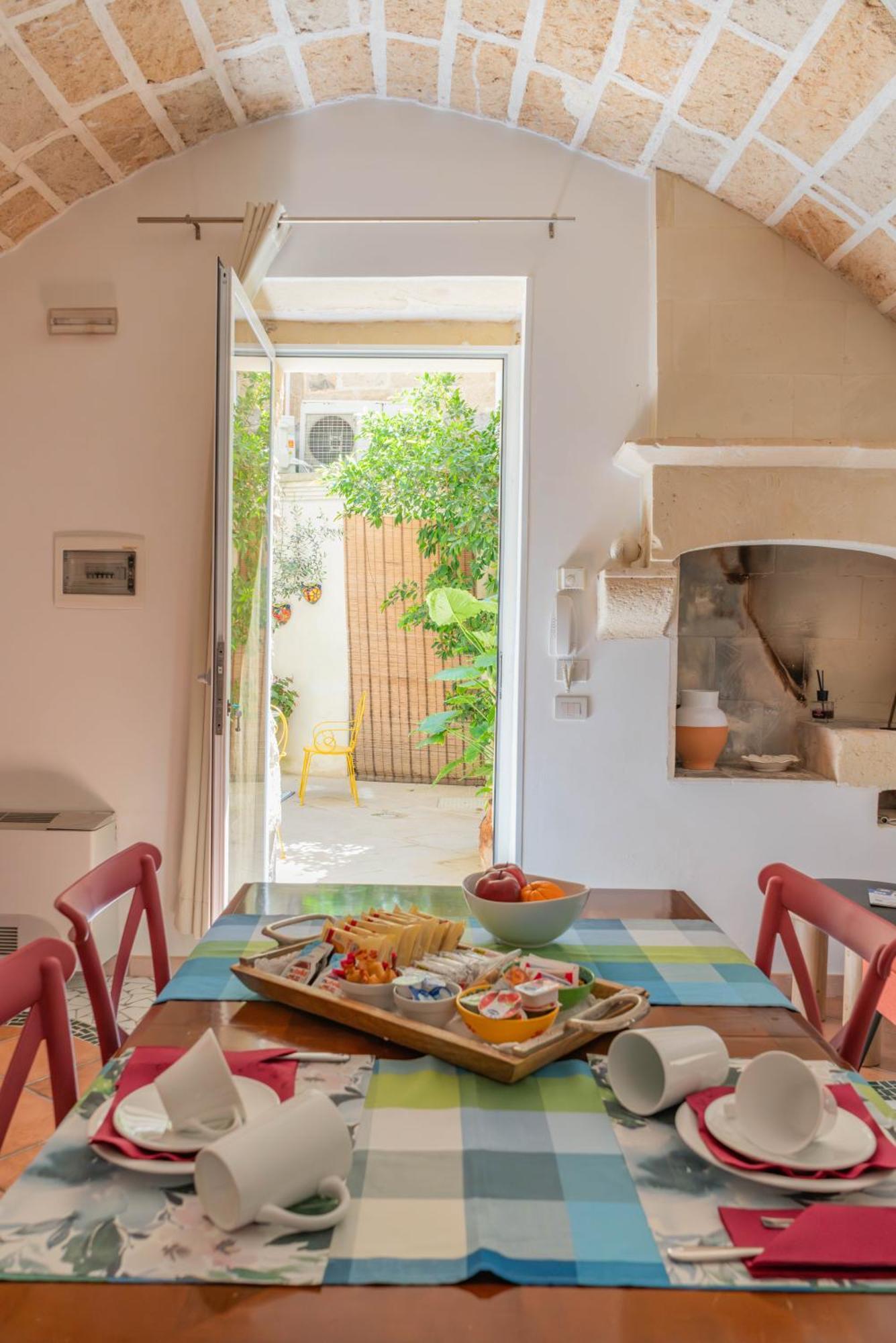 B&B Corte Dei Memoli Di Margiotta Giuseppina Лече Екстериор снимка