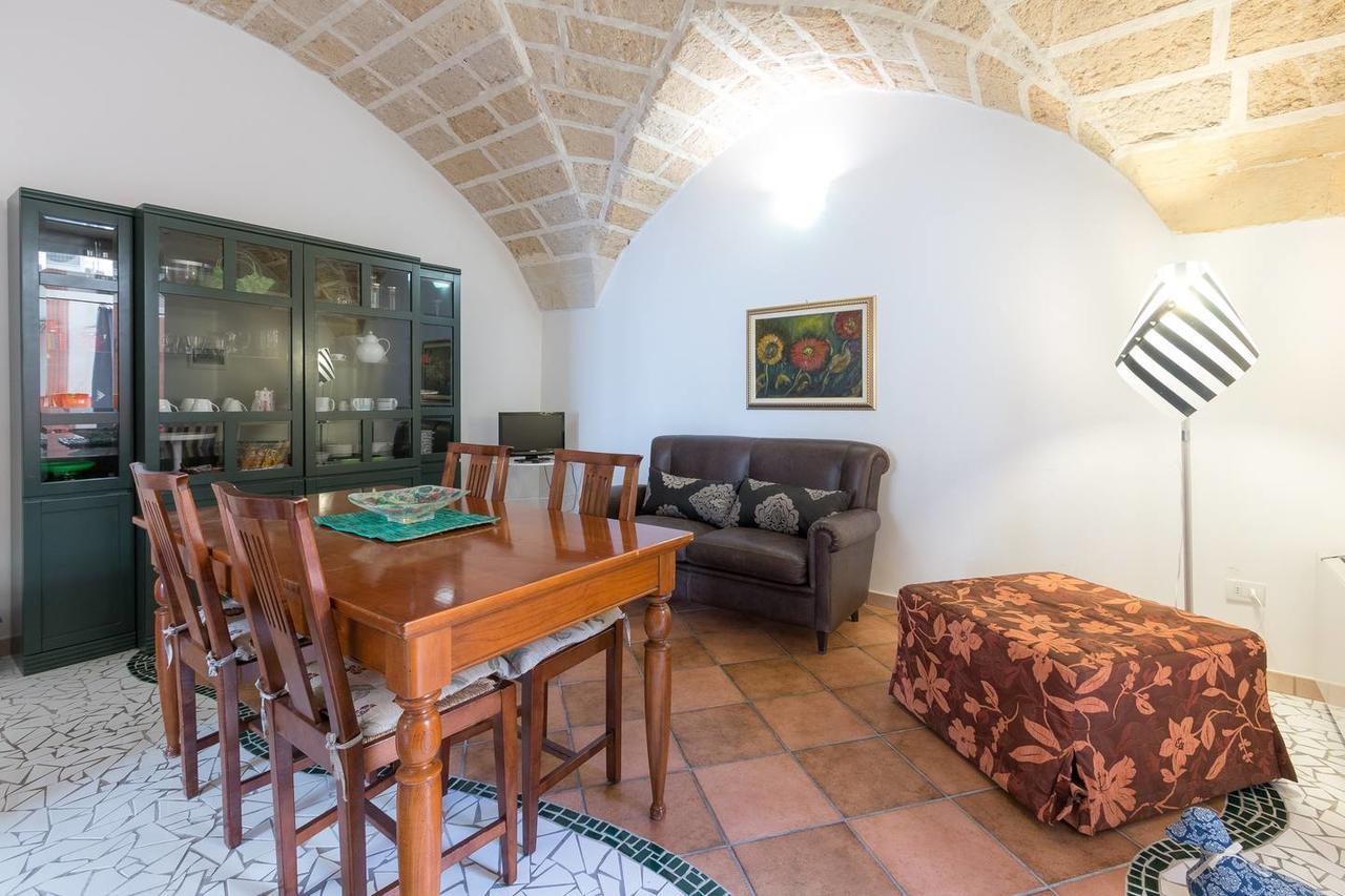 B&B Corte Dei Memoli Di Margiotta Giuseppina Лече Екстериор снимка